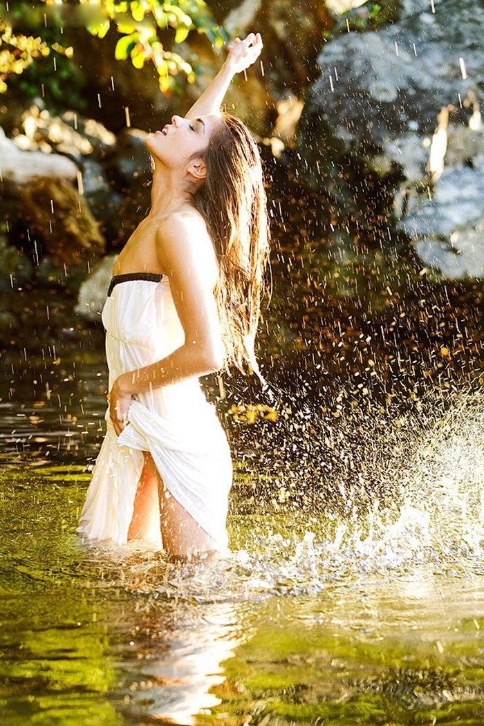 Marie Avgeropoulos in Dili